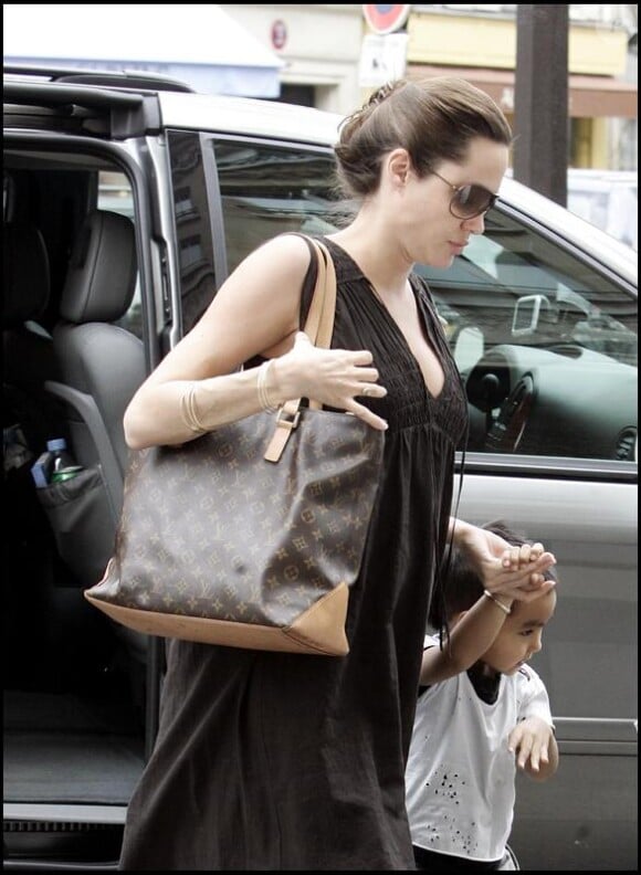 Angelina Jolie et son fils Maddox sort de l'hôtel Port Royal à Paris en mars 2006