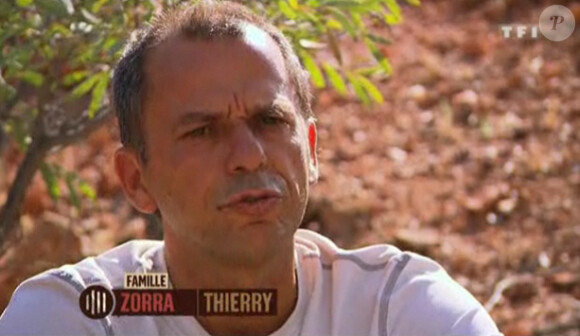 Lors de l'exil, Thierry envoie une grenouille sur Armelle et Celsino (Familles d'explorateurs - épisode du vendredi 22 avril 2011).