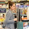 Jessica Alba dans une séance de shopping mais cette fois, elle fait le plein de bonnes choses pour sa maison ! Le 22 avril 2011 à Los Angeles