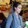 Jessica Alba dans une séance de shopping mais cette fois, elle fait le plein de bonnes choses pour sa maison ! Le 22 avril 2011 à Los Angeles