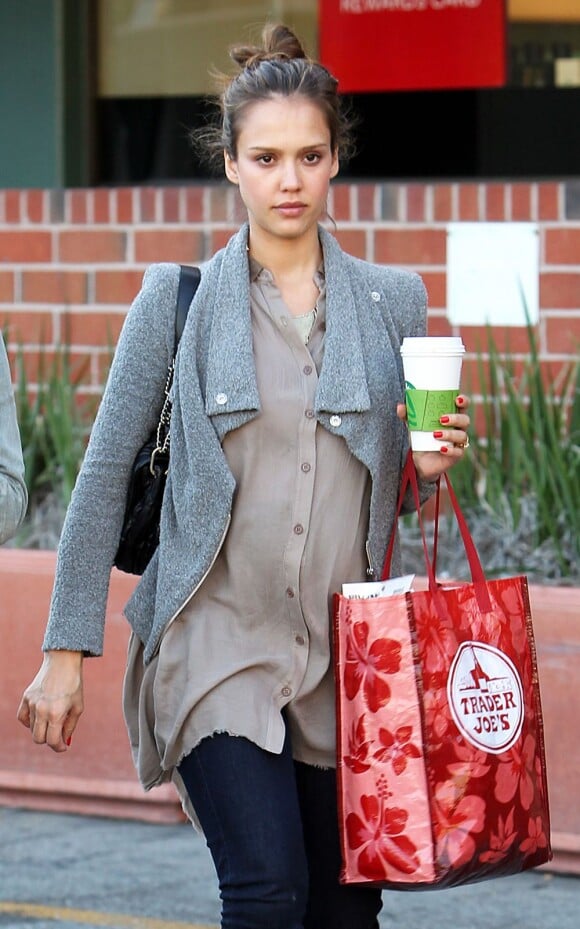 Jessica Alba reste naturelle pour ses virées shopping ! Le 22 avril 2011 à Los Angeles