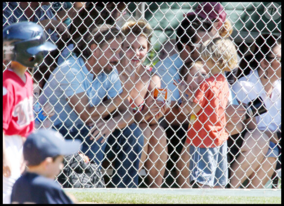 Britney Spears assiste, en compagnie de Jason Trawick, et du cadet de ses fils, Jayden James, quatre ans, au match de baseball de son petit Sean Preston, cinq ans, à Los Angeles, dimanche 17 avril.