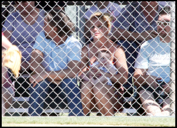 Britney Spears assiste, en compagnie de Jason Trawick, au match de baseball de son petit Sean Preston, cinq ans, à Los Angeles, dimanche 17 avril.