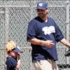 Kevin Federline avec son fils de cinq ans, Sean Preston, au match de baseball de ce dernier, à Los Angeles, dimanche 17 avril.