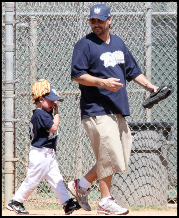 Kevin Federline avec son fils de cinq ans, Sean Preston, au match de baseball de ce dernier, à Los Angeles, dimanche 17 avril.