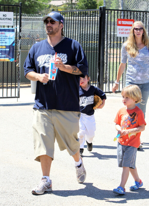 Kevin Federline assiste au match de baseball de son petit Sean Preston, cinq ans, à Los Angeles, dimanche 17 avril.