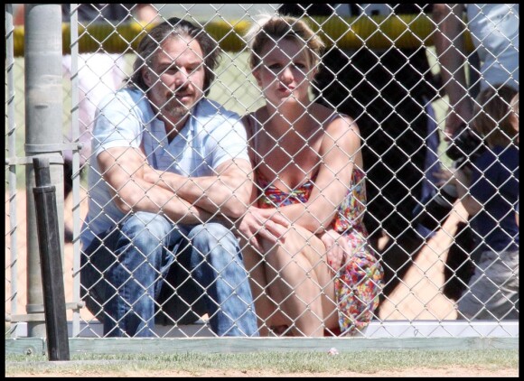 Britney Spears et son chéri Jason assistent au match de baseball du fils aîné.