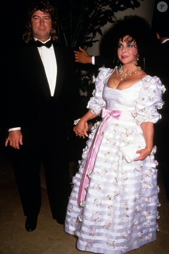 Elizabeth Taylor au bras de son septième et dernier mari, Larry Fortensky, à qui elle a légué plus de 800 000 dollars.