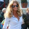 Elle Macpherson dans les rues de Londres avec son fils Aurelius, 8 ans, sur le chemin de l'école le 27 avril 2011