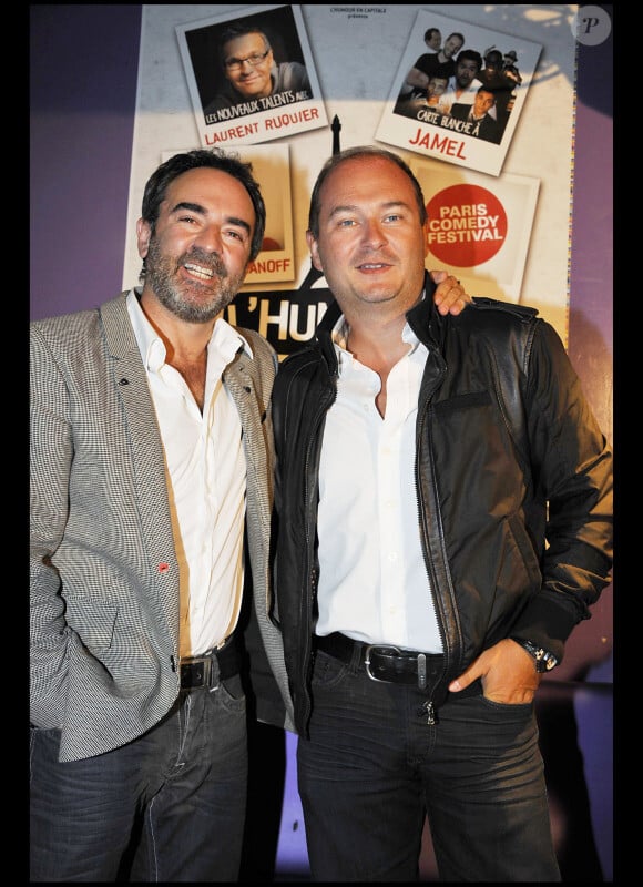 Bruno Solo et Cauet lors de la conférence de presse pour le Festival de l'humour en capitales 2011 au Rex à Paris le 27 avril 2011
 