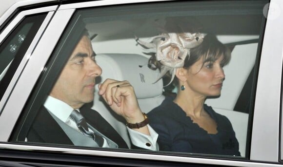 Rowan Atkinson, alias Mr. Bean, et sa femme Sunetra arrivent au mariage de William et Kate, le 29 avril 2011.