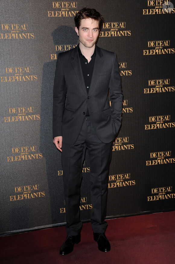 Robert Pattinson, séduisant dans son costume, lors de l'avant-première à Paris du film De l'eau pour les éléphants le 28 avril 2011