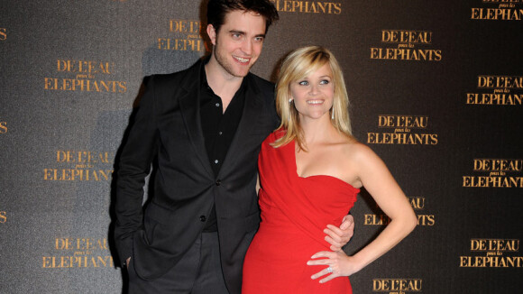 Robert Pattinson brille avec Reese Witherspoon et provoque la folie à Paris !