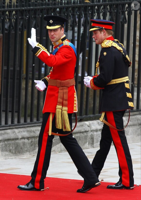 Le prince William, accompagné de son frère Harry, arrive en l'abbaye de Westminster, où il va épouser sa douce Kate Middleton. 29 avril 2011