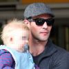Kris Smith et leur fils Ethan à l'aéroport de Londres le 11 avril 2011.