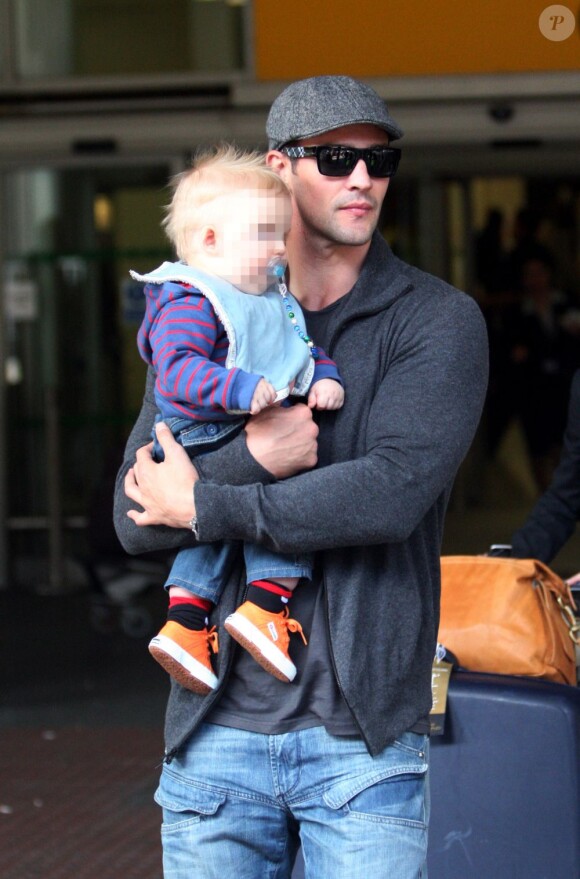 Kris Smith et leur fils Ethan à l'aéroport de Londres le 11 avril 2011.