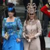 Eugenie et Beatrice d'York porte respectivement un ensemble Vivienne Westwood et une robe Valentino. Londres, 29 avril 2011