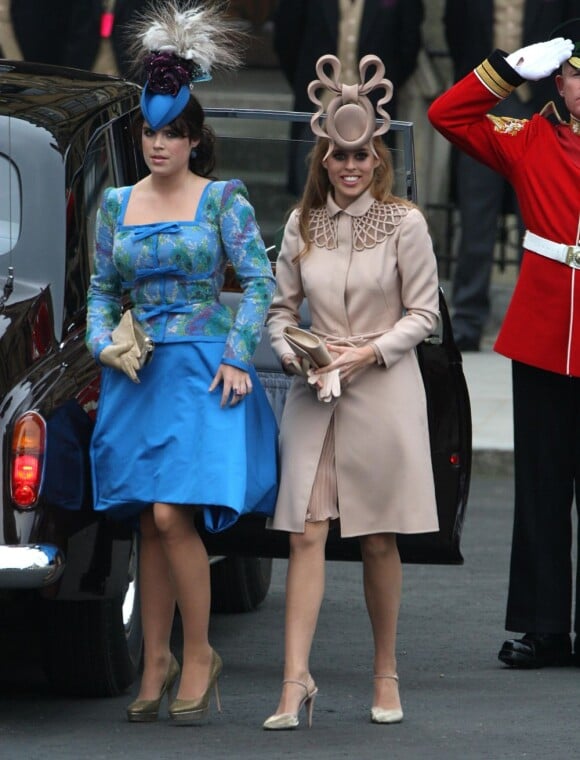 Eugenie et Beatrice d'York porte respectivement un ensemble Vivienne Westwood et une robe Valentino. Londres, 29 avril 2011