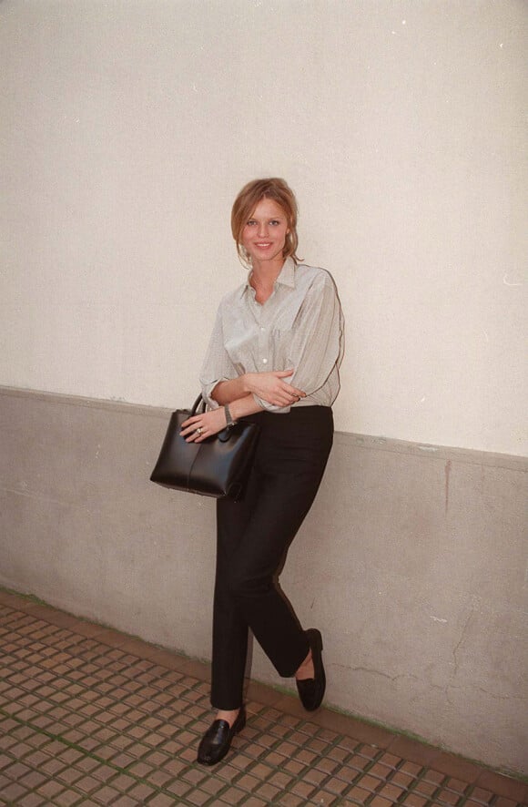 Eva Herzigova en 1997 avec le D-Bag de la maison Tod's. Elle le porte ici en noir.