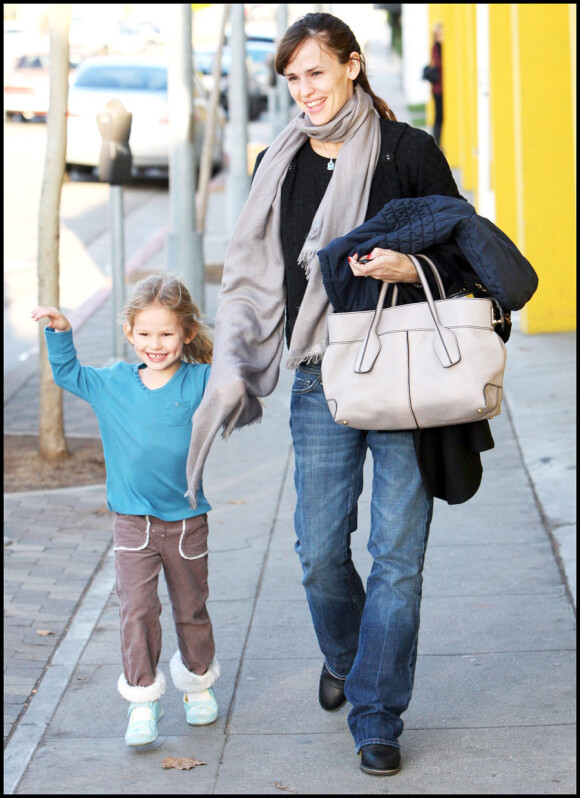 Jennifer Garner avec sa fille Violet et son D-Bag en décembre 2009