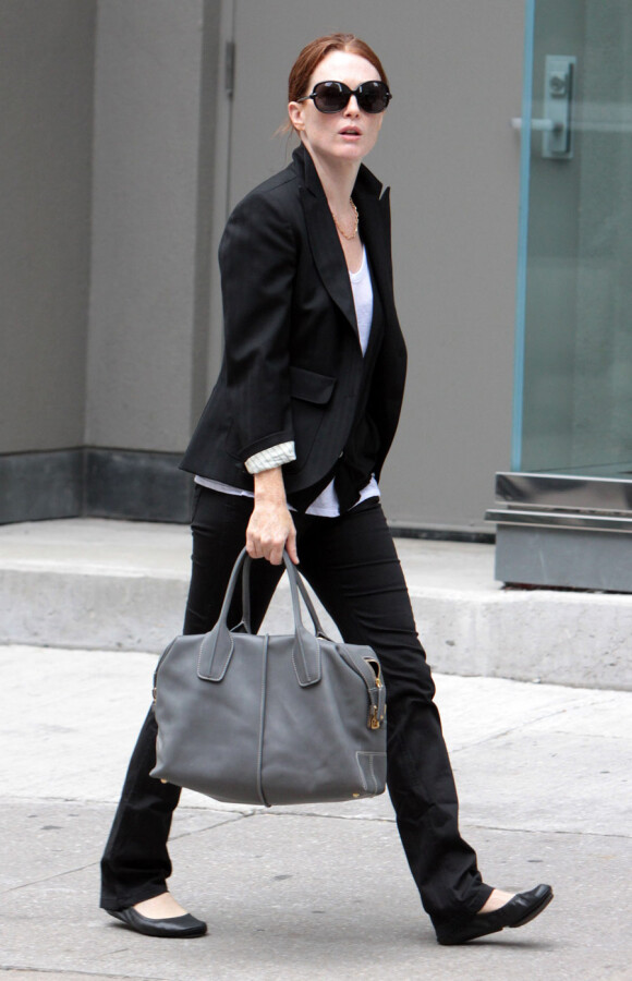 Julianne Moore au Festival de Toronto avec le D-Bag de Tod's. L'actrice a opté pour un modèle gris, passe-partout.