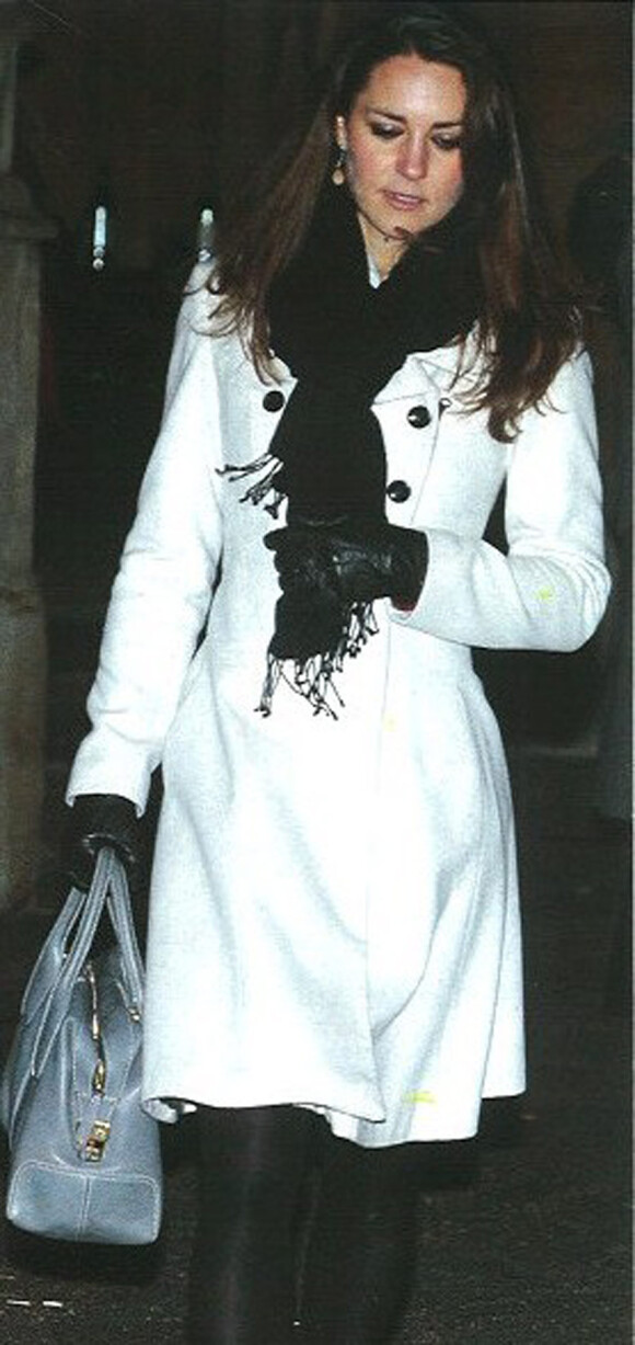 Kate Middleton avec le D-Bag de Tod's, sac nommé en l'honneur de Lady Diana, mère de son époux, le Prince William. Décembre 2009. 