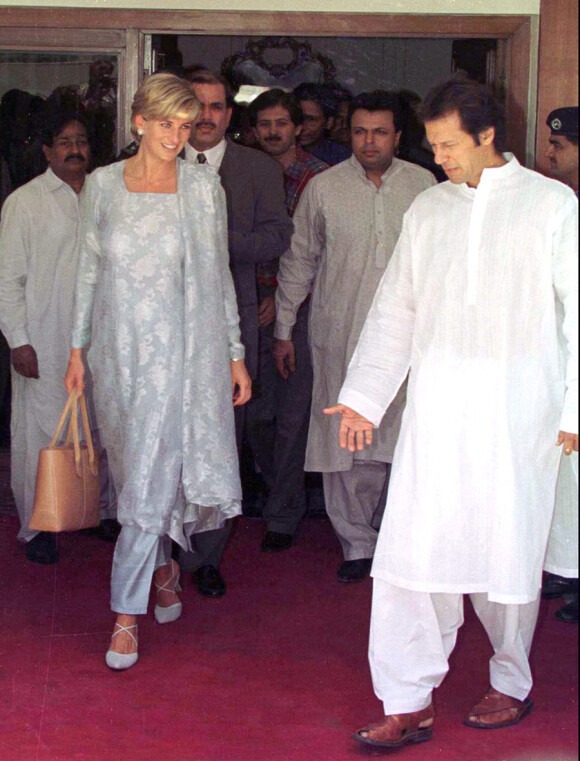 Lady Diana au Pakistan avec Imran Kahn avec le D-Bag de Tod's. Mai 1997