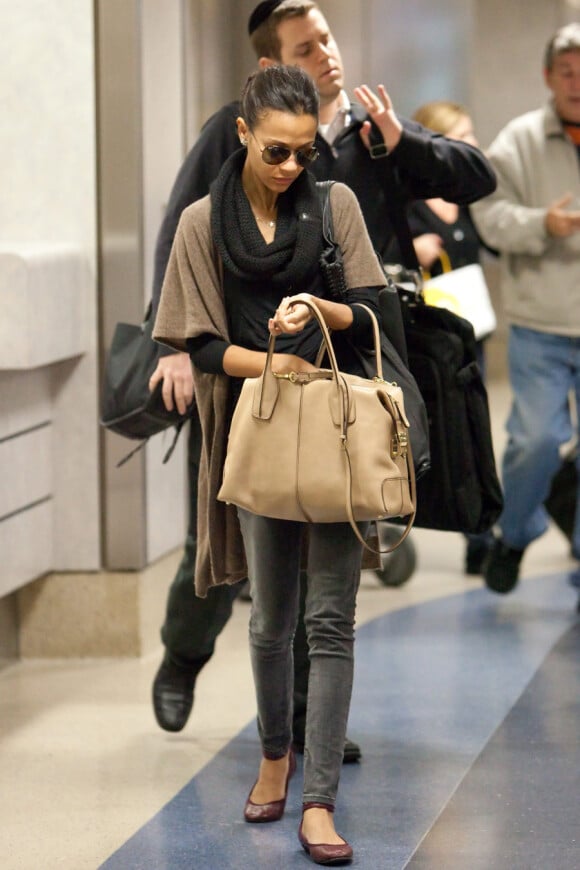 Zoe Saldana à l'aéroport avec le D-Bag de Tod's