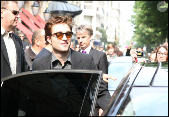 Reese Witherspoon Robert Pattinson profite de son séjour parisien pour décrouvrir la capitale