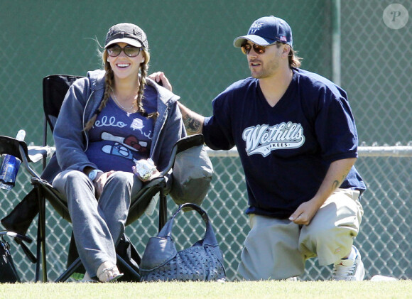 Kevin Federline et sa fiancée Victoria Prince, enceinte, assistent au match de baseball de Sean Preston, samedi 30 avril à Los Angeles.