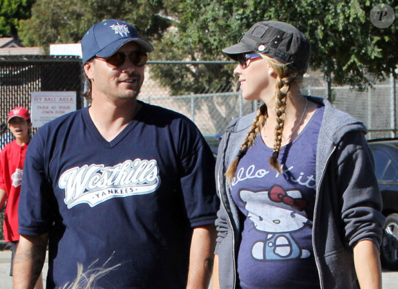 Kevin Federline et sa fiancée Victoria Prince, enceinte, assistent au match de baseball de Sean Preston, samedi 30 avril à Los Angeles.