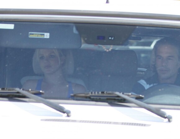 Britney Spears se rend au stade avec son fiancé Jason pour applaudir son fils Sean Preston qui joue au baseball, samedi 30 avril.