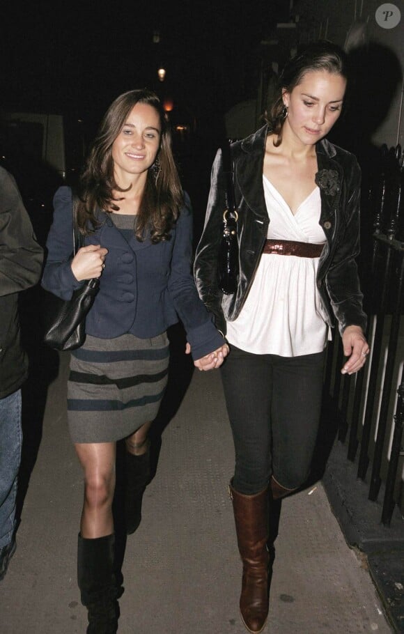 Kate Middleton et sa soeur Pippa, à Londres, sortent de la discothèque Raffles. Octobre 2007