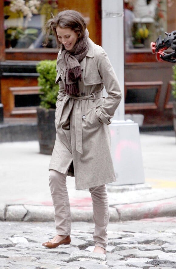 Christy Turlington ne fait aucun fashion faux-pas avec son trench et sa belle étole. New York, 15 avril 2011