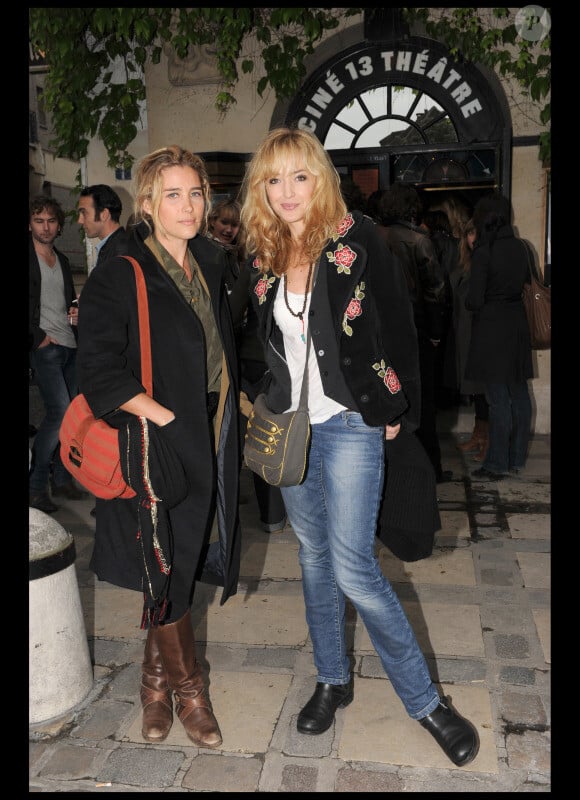 Vahina Giocante et Hélène de Fougerolles lors de la soirée spéciale "Histoires d'Elle" dans le cadre de la manifestation Les Petites Histoires d'Eux à Paris le 2 mai 2011