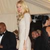 Gwyneth Paltow ose la robe fendue signée Stella McCartney et fait sensation avec sa paire de jambes à se damner ! Le 2 mai lors du MET Ball de New York