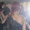 Rihanna, de dos, dévoile sa robe Stella McCartney très sexy lors du MET Ball de New York le 2 mai 2011