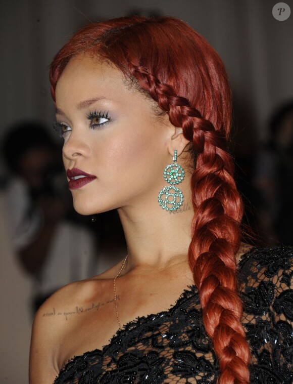 Rihanna, sirène aux cheveux fous lors du MET Ball de New York le 2 mai 2011