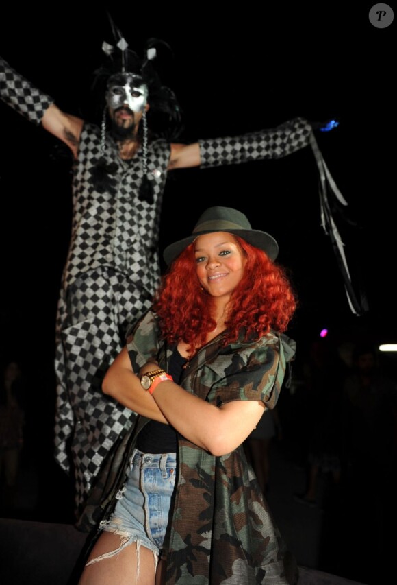Rihanna au Neon Carnival organisé par A/X Armani Exchange et le magazine 944 à Indio en Californie