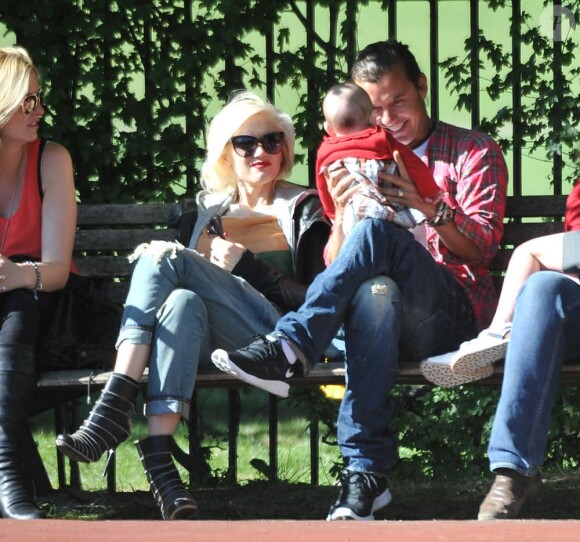 Gwen Stefani et Gavin Rossdale passent du temps avec leurs deux enfants Zuma et Kingston à Londres. Ils s'occupent avec bonheur du bébé d'une amie. 3 mai 2011