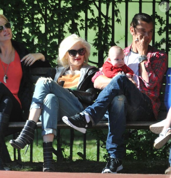 Gwen Stefani et Gavin Rossdale sont avec leurs deux enfants Zuma et Kingston à Londres. Ils pouponnent le bébé d'une amie. 3 mai 2011