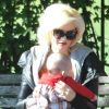 Gwen Stefani et Gavin Rossdale sont avec leurs deux enfants Zuma et Kingston à Londres. Ils pouponnent le bébé d'une amie. 3 mai 2011