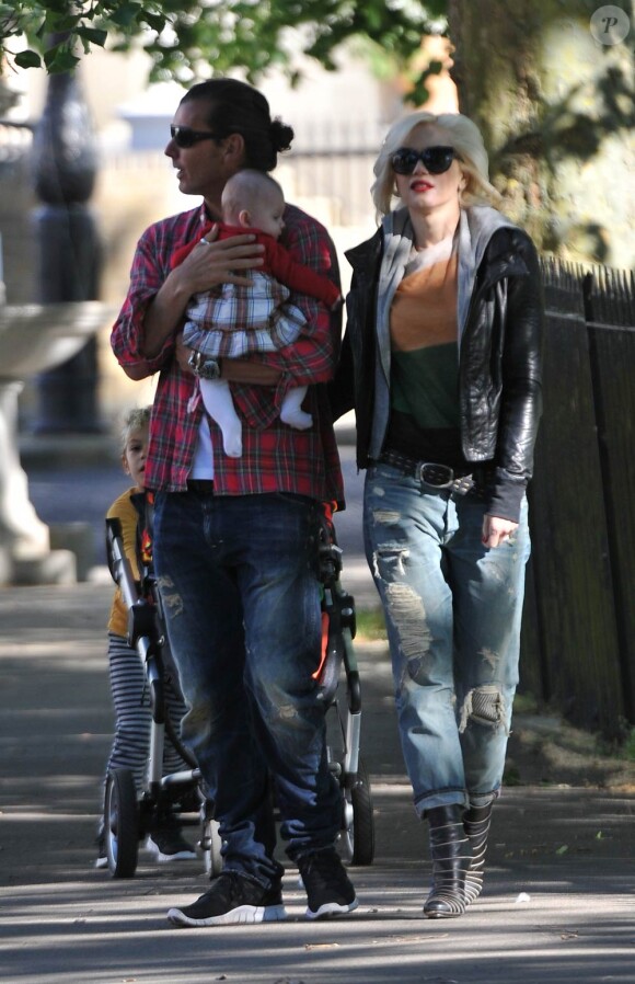Gwen Stefani et Gavin Rossdale sont avec leurs deux enfants Zuma et Kingston à Londres. Ils chouchoutent le bébé d'une amie. 3 mai 2011