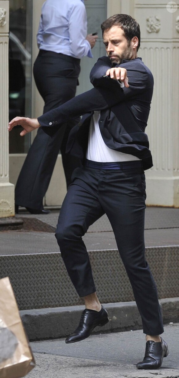 Benjamin Millepied tourne un spot pour Yves Saint Laurent dans une rue de New York. 4 mai 2011