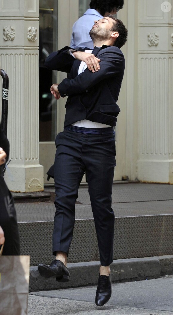 Benjamin Millepied tourne un spot pour Yves Saint Laurent dans une rue de New York. 4 mai 2011