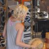 Tori Spelling s'offre une petite virée shopping chez Tory Burch, à Los Angeles, le 5 mai 2011
