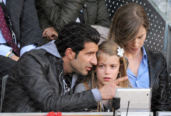 Luis Figo explique le tennis à sa fille Martina aux Masters 1000 de Madrid, le 6 mai 2011