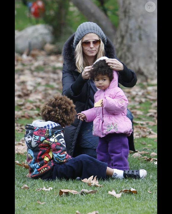 Heidi Klum et Seal en compagnie de leurs enfants profitent d'une après-midi au parc de Beverly Hills en décembre 2010