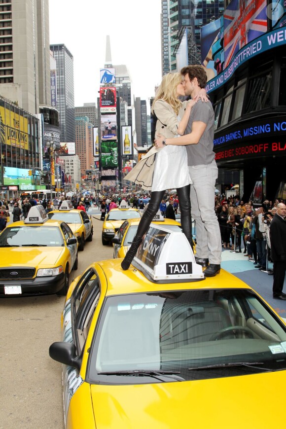 Anja Rubik et Sasha Knezevic provoque un embouteillage pour les besoins d'une pub. New York, 22 avril 2011