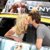 Anja Rubik et son fiancé Sasha Knezevic présentent le nouveau parfum DKNY à New York le 22 avril 2011.